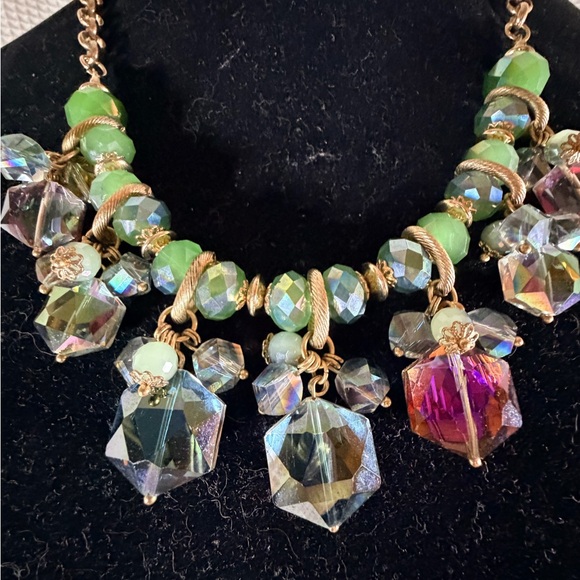 Elegant Green and Gold Statement Necklace - Picture 2 of 3